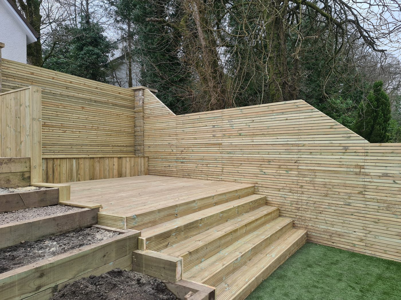 Private garden with slatted screening and artificial lawn